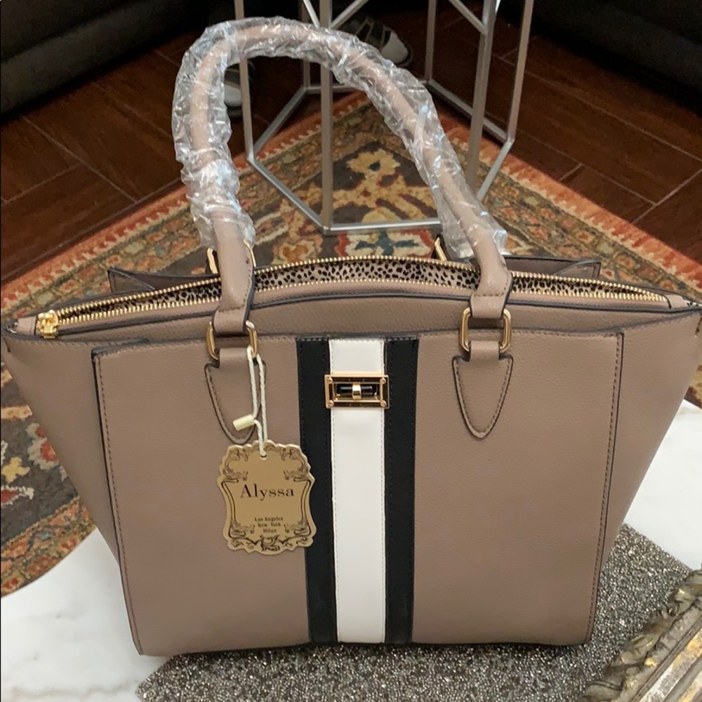 Purse $38 each on sale for $35 - Picture 8 of 8